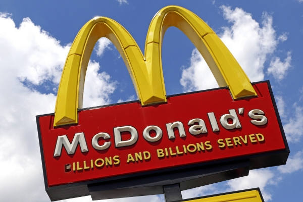 ▲미국 피츠버그의 한 맥도날드 지점에 회사 로고가 세워져 있다. 피츠버그(미국)/AP뉴시스
