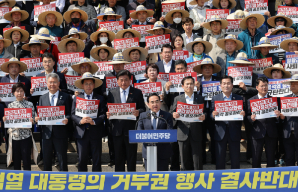 ▲3일 국회 본청 계단 앞에서 열린 쌀값 정상화법 공포 촉구 결의대회에서 더불어민주당 박홍근 원내대표가 발언하고 있다. (연합뉴스)