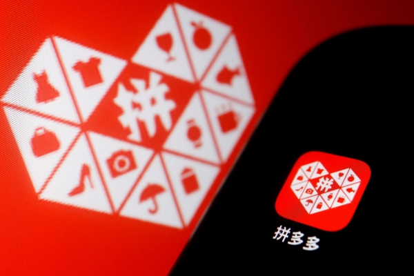 ▲중국 전자상거래 플랫폼 핀둬둬의 로고가 휴대폰 화면에 보인다. 로이터연합뉴스 
