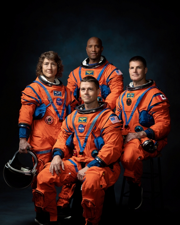 ▲미국 항공우주국(NASA)이 3일(현지시간) 달 궤도로 향하는 아르테미스 프로젝트 2단계 임무를 수행할 우주비행사 명단을 공식 발표했다. 사진은 텍사스주 휴스턴에서 이번에 선정된 우주비행사 4명이 단체 사진 포즈를 취하고 있다. 왼쪽부터 시계방향으로 크리스티나 코크, 빅터 글로버, 제레미 한센, 라드 와이즈먼. 휴스턴(미국)/로이터연합뉴스

