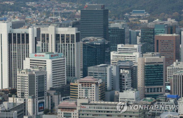 ▲서울 남산에서 도심 일대 주요 기업체 건물들이 보이고 있다.