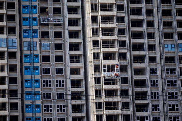 ▲중국 상하이에서 근로자들이 건설 중인 주택 건물에 창문을 설치하고 있다. 상하이(중국)/로이터연합뉴스
