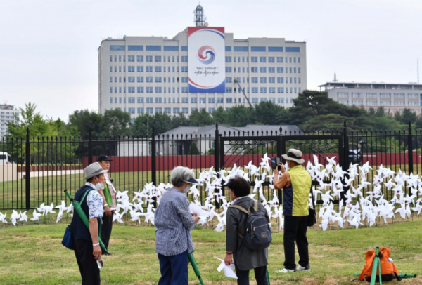 ▲지난해 6월 10일 서울 용산공원을 찾은 시민들이 공원을 둘러보고 있다. 용산공원은 오는 19일까지 정식 개방에 앞서 열흘간 시범 개방된다. 오전 9시부터 오후 7시까지 매일 5차례로 나눠 1차례에 500명씩 하루 2500명의 관람객을 받는다. 신태현 기자 holjjak@ (이투데이DB)
