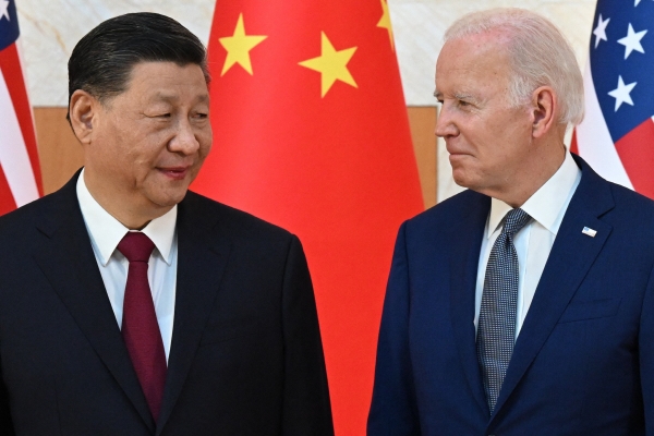 ▲조 바이든(오른쪽) 미국 대통령과 시진핑 중국 국가주석이 지난해 11월 14일 인도네시아 발리 누사두아에서 마주보고 있다. 누사두아(인도네시아)/AFP연합뉴스
