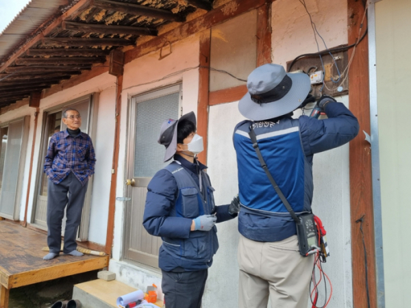 ▲한국전기안전공사 직원들이 노후 주택의 전기시설을 점검하고 있다. (사진제공=한국전기안전공사)