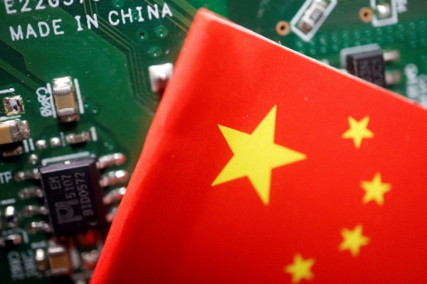 ▲반도체 칩이 있는 인쇄 회로 기판 위에 ‘메이드인 차이나’와 중국 국기가 보인다. 로이터연합뉴스
