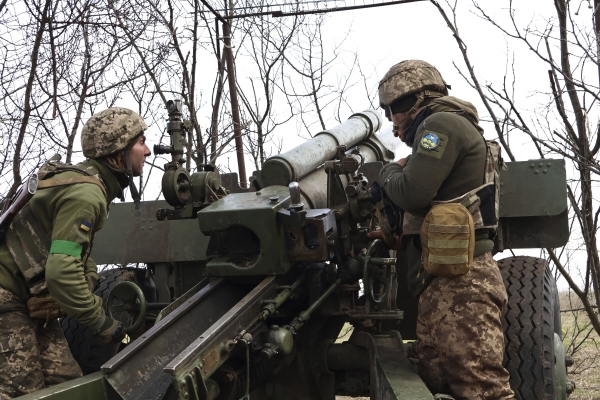 ▲우크라이나 군인들이 5일(현지시간) 우크라이나 쿠한스크 크레멘나에서 포탄을 발사할 준비를 하고 있다. 크레멘나(우크라이나)/AP연합뉴스
