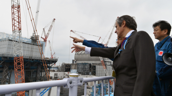 ▲라파엘 그로시 국제원자력기구(IAEA) 사무총장이 2020년 2월 26일 후쿠시마 원전을 살피고 있다.  (AEA 홈페이지)