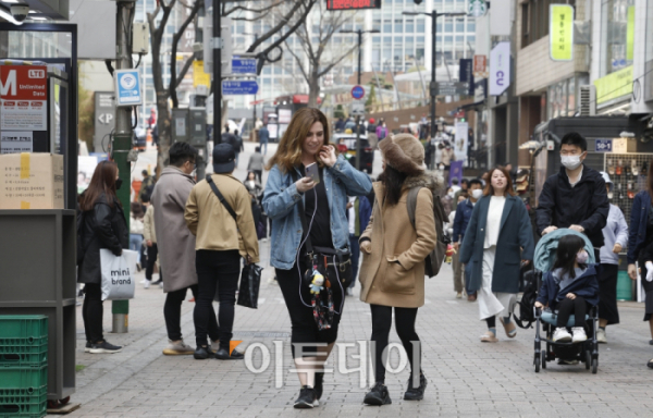 ▲서울 중구 명동거리를 걷고 있는 외국인들의 모습. (이투데이DB)