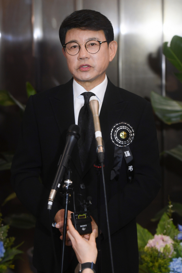 ▲고(故) 현미의 빈소를 찾은 가수 설운도가 현미의 빈소가 마련된 서울 동작구 흑석동 중앙대학교병원 장례식장을 찾아 인터뷰를 하고 있다. (사진=사진공동취재단)