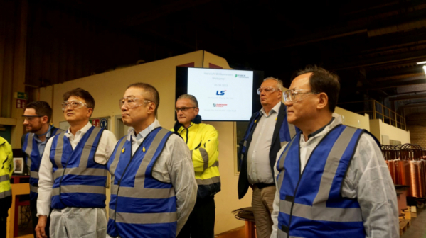 ▲구자은 LS그룹 회장이 독일 L&K 공장을 방문해 핵심 제품인 무산소동(Oxygen Free Copper) 생산 공정을 둘러보고 있다. (사진제공=LS그룹)