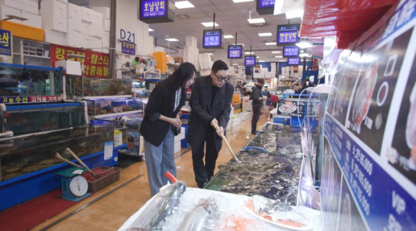 ▲이상민 소개팅녀와 노량진 수산시장 데이트(사진제공=SBS)