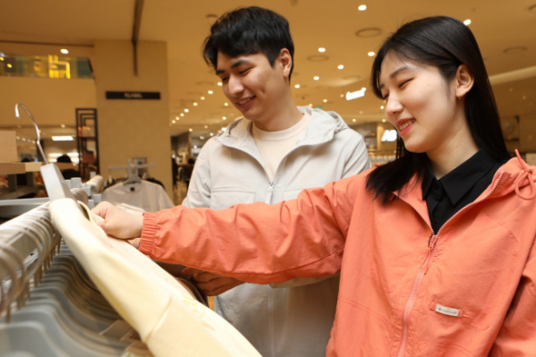 ▲롯데아울렛 서울역점 스노우피크 매장에서 한 소비자가 상품을 살펴보고 있다. (사진제공=롯데쇼핑)