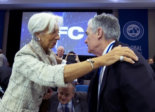 ▲크리스틴 라가르드(왼쪽) 유럽중앙은행(ECB) 총재가 국제통화기금(IMF) 총재 시절인 2019년 10월 19일 제롬 파월 미국 연방준비제도(Fed·연준) 의장과 인사하고 있다. 워싱턴D.C./AP뉴시스
