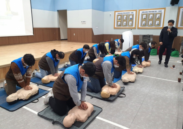 ▲GS25 영동본부 임직원들이 강릉소방서 대회의실에서 심폐소생술(CPR) 교육을 받고 있다. (사진제공=GS리테일)