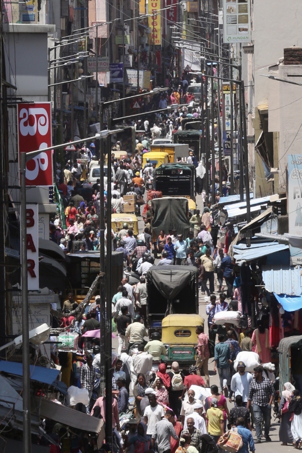 ▲인도 벵갈루루에서 10일(현지시간) 시민들이 시장 골목을 걷고 있다. 벵갈루루(인도)/EPA연합뉴스
