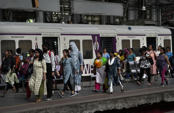 ▲인도 여성들이 출근 시간대 뭄바이의 처치게이트역에서 바삐 걸음을 옮기고 있다. 뭄바이(인도)/AP뉴시스
