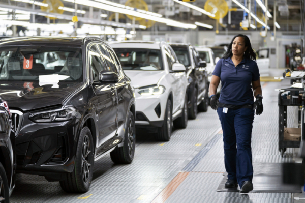 ▲미국 사우스캐롤라이나주 그리어에 있는 BMW 공장에서 X3가 조립되고 있다. (AP/뉴시스)