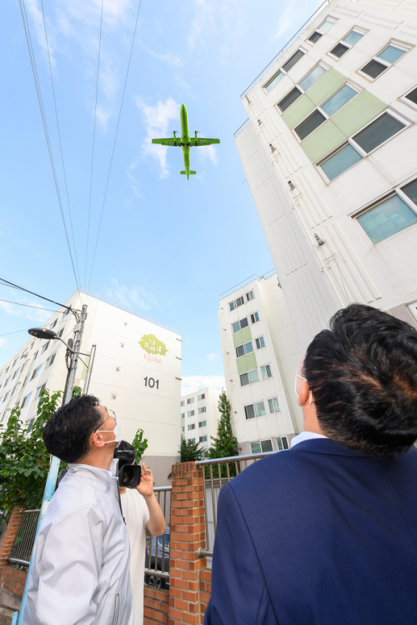 ▲이기재 양천구청장이 소음피해지역인 신월동 아파트를 방문해 소음 측정을 하고 있다.  (사진제공=양천구)