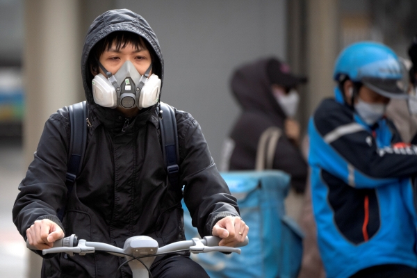 ▲11일 중국 베이징 시내에 황사가 불어닥치자 한 주민이 호흡기를 착용한 채 자전거를 몰고 있다. 전날 밤부터 베이징을 덮친 황사와 모래폭풍으로 강풍 경보와 황사 경보가 동시에 발령됐다. (AP/뉴시스)
