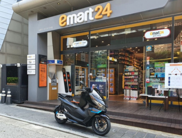 ▲이마트24 앞에 전기 오토바이가 세워져 있다. (사진제공=이마트24)