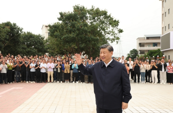▲시진핑 중국 국가주석이 11일 중국 광둥성 마오밍시에서 마을 주민들과 대화를 나누고 있다. 광저우(중국)/신화연합뉴스
