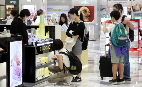 ▲손님들이 3일 오전 서울 중구 한 면세점에서 쇼핑하고 있다. (뉴시스)