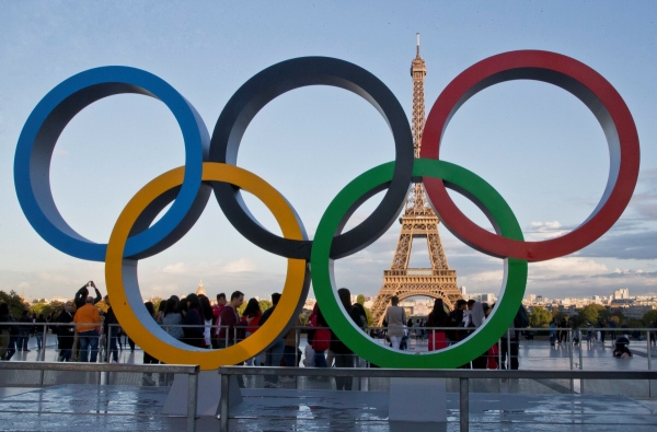 ▲에펠탑이 내려다보이는 프랑스 파리 트로카데로 광장에 올림픽 링이 설치되어 있다. (AP/연합뉴스)
