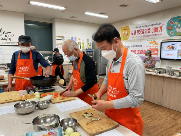 ▲도봉구 '따로 또같이 식도락' 프로그램에 참여한 시민들이 음식을 만들고 있다.  (사진제공=도봉구)