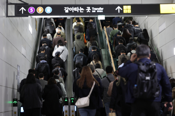 ▲14일 오전 김포도시철도(김포골드라인) 김포공항역에서 승객들이 이동하고 있다. (연합뉴스)