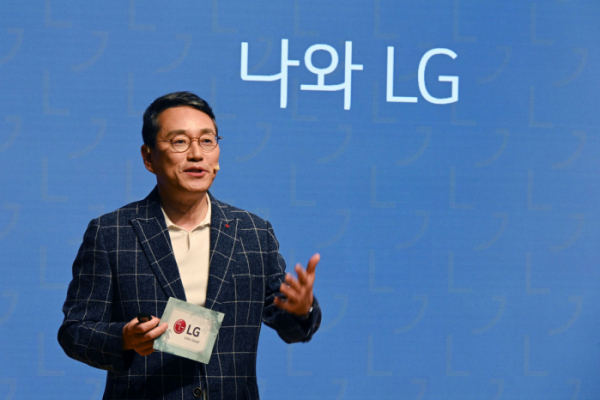 ▲조주완 LG전자 사장이 ‘CEO F·U·N Talk’에서 '리더십'을 주제로 강연하고 있는 모습. (사진제공=LG전자)