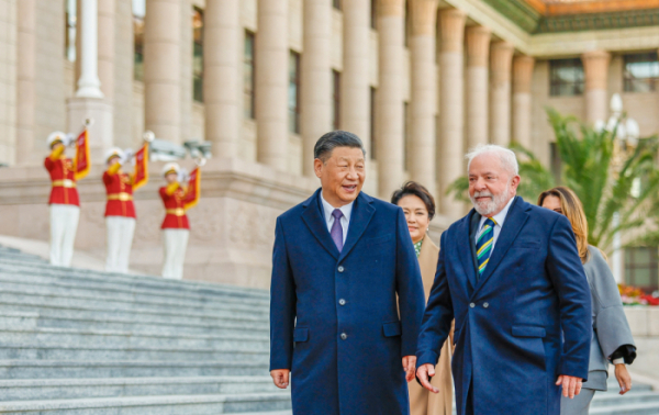 ▲루이스 이나시우 룰라 다시우바(오른쪽) 브라질 대통령과 시진핑 중국 국가주석이 14일(현지시간) 베이징 인민대회당에서 열린 국빈 방문 환영식에서 나란히 걷고 있다. 베이징/로이터연합뉴스