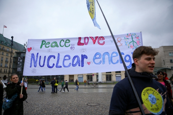 ▲독일 베를린에서 15일(현지시간) 시민들이 원전 폐쇄에 반대하는 시위를 벌이고 있다. 베를린/로이터연합뉴스

