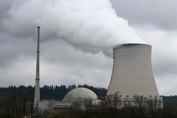 ▲독일 에센바흐에 있는 이사르 원전이 폐쇄를 앞둔 14일(현지시간) 연기를 뿜고 있다. 에센바흐(독일)/AFP연합뉴스
