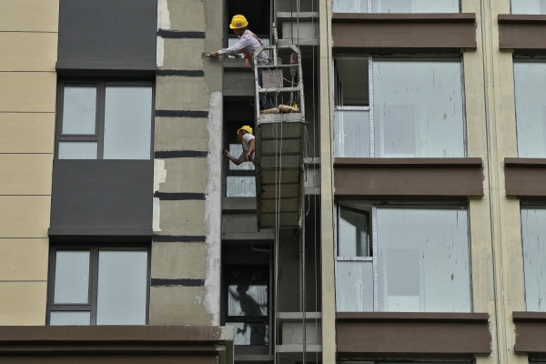 ▲중국 베이징의 한 아파트 건설 현장에서 근로자들이 도색 작업을 하고 있다. 베이징/AP뉴시스
