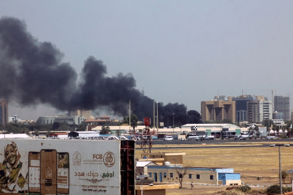 ▲수단 하르툼 국제공항에서 15일(현지시간) 정부군과 반군의 교전으로 연기가 피어오르고 있다. 하르툼/AFP연합뉴스

