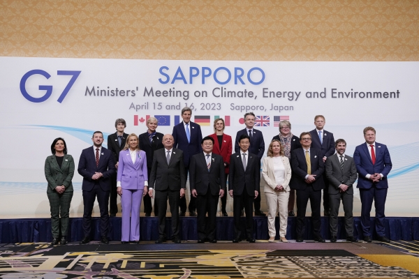 ▲주요 7개국(G7) 기후·에너지·환경 장관 회의에 참석한 관계자들이 15일 사진을 찍고 있다. 삿포로(일본)/AP뉴시스
