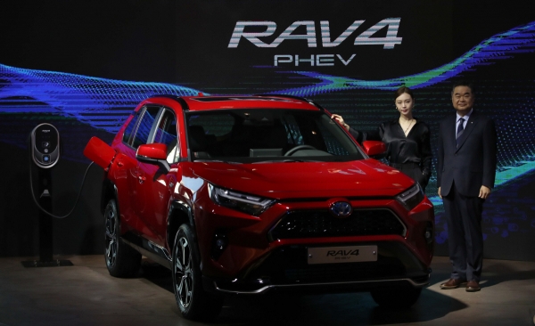 ▲콘야마 마나부 한국토요타자동차 대표이사가 ‘RAV4’ 플러그인 하이브리드 차량(PHEV)을 소개하고 있다. 뉴시스
