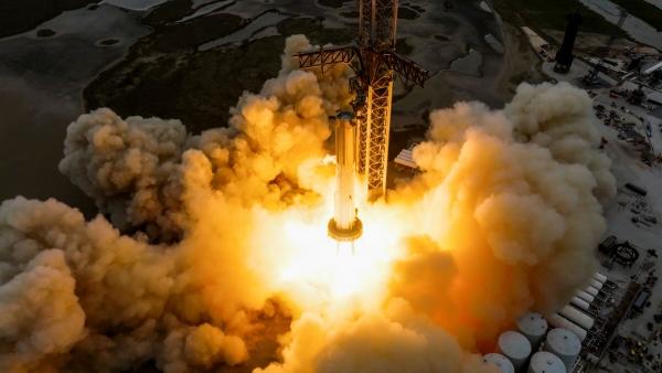 ▲스타십 1단 로켓 ‘슈퍼헤비’가 2월 9일(현지시간) 미국 텍사스 보카치카의 발사대에서 엔진 연소 시험을 하고 있다. (사진제공=스페이스X, AP/뉴시스)
