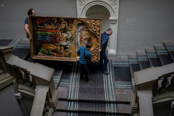 ▲우크라이나 안드레이셰프티츠키 국립박물관에서 직원들이 러시아 공격을 대비해 소장품을 안전한 곳으로 옮기는 있다. 
AP연합뉴스
