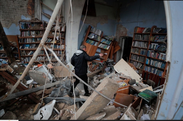 ▲러시아군의 폭격으로 폐허가 된 체르니도서관.
사진 출처 www.rferl.org
