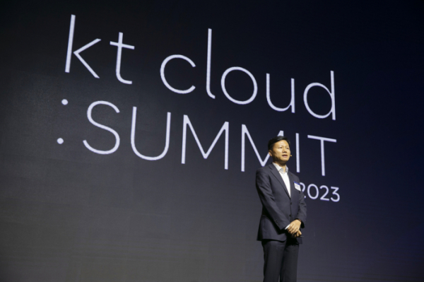 ▲kt cloud가 그랜드 인터컨티넨탈 서울 파르나스에서 ‘kt클라우드 서밋 2023’을 개최했다. 윤동식 대표가 환영사를하고있다. (사진제공=kt클라우드)