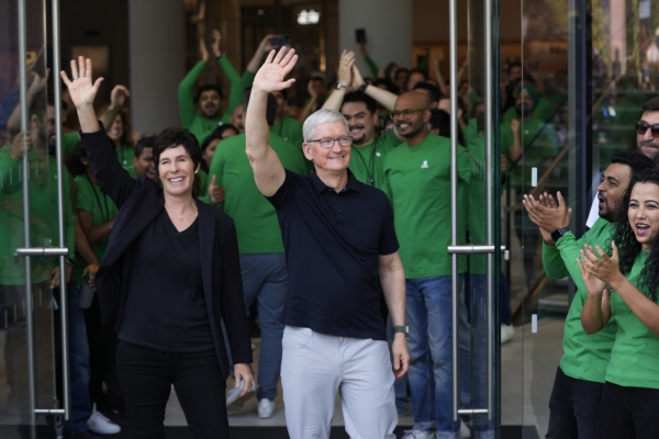 ▲팀 쿡 애플 최고경영자(CEO)가18일 뭄바이 애플 매장 앞에서 손을 흔들고 있다. 뭄바이(인도)/AP뉴시스
