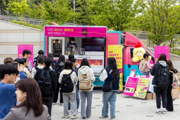 ▲LG유플러스 '유쓰(Uth)'가 17일 서울 노원구 광운대학교 캠퍼스에 찾아가 커피차 이벤트를 진행했다. (사진제공= LG유플러스)
