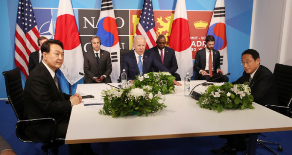 ▲윤석열 대통령이 스페인 마드리드 이페마(IFEMA)에서 조 바이든 미국 대통령, 기시다 후미오 일본 총리와 한미일 정상회담을 하고 있다. (뉴시스)