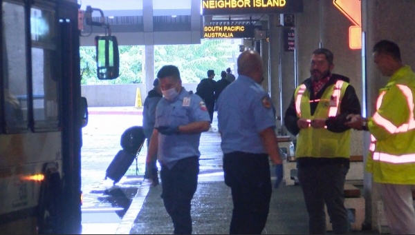 ▲2022년 12월 18일 미국 하와이주 호놀룰루 국제공항에 공항 관계자들이 모여 있다. 앞서 미 애리조나주 피닉스에서 호놀룰루로 향하던 하와이안항공 여객기가 착륙 30여 분을 앞두고 강력한 난기류를 만나 승객 36명이 다쳤다. 호놀룰루(미국)/AP뉴시스
