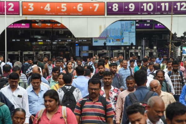 ▲인도 뭄바이에서 출근시간 기차역이 사람들로 꽉 차 있다. 뭄바이(인도)/AFP연합뉴스 
