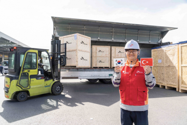 ▲SKT 직원이 투르크셀에 전달할 통신 장비를 운송 차량에 적재하고 있다.  (사진제공=SK텔레콤)