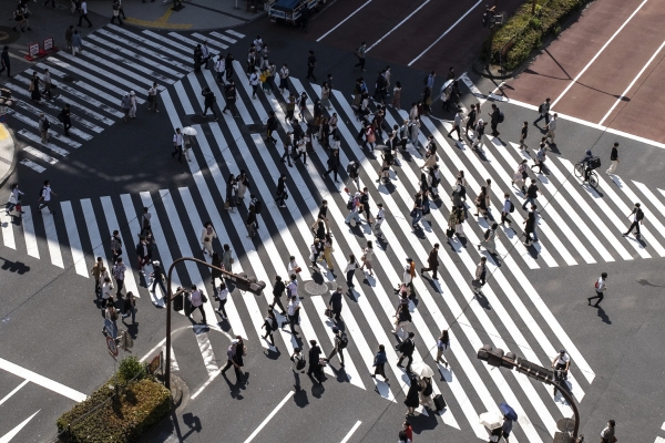 ▲일본 도쿄에서 지난해 5월 5일 시민들이 길을 건너고 있다. 도쿄/AFP연합뉴스
