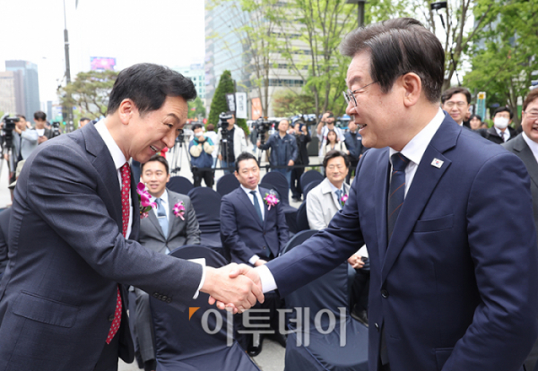 ▲악수하는 김기현(왼쪽) 국민의힘 대표와 이재명 더불어민주당 대표. (사진공동취재단)